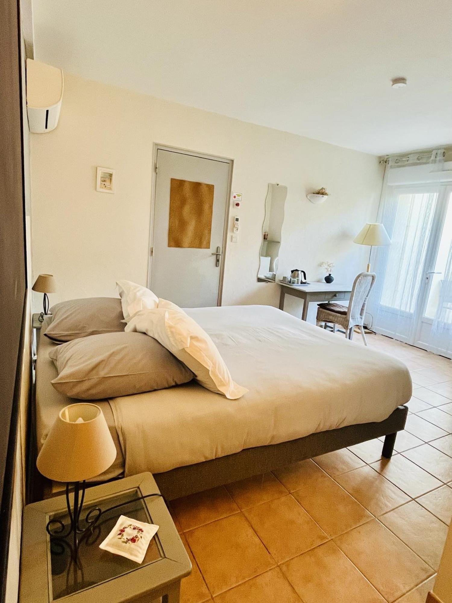 Mas Saint-Ange Bed & Breakfast ลูเนล ภายนอก รูปภาพ